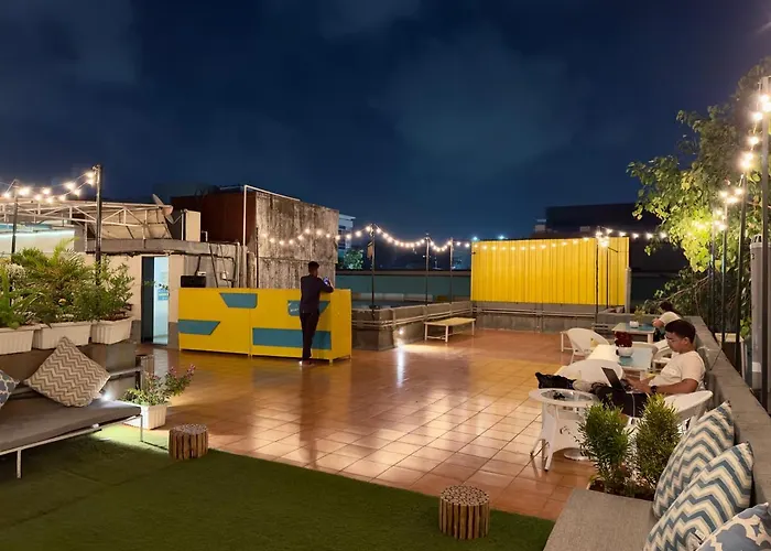 Locomo Hostel Og - Stay Work Eat Mumbai